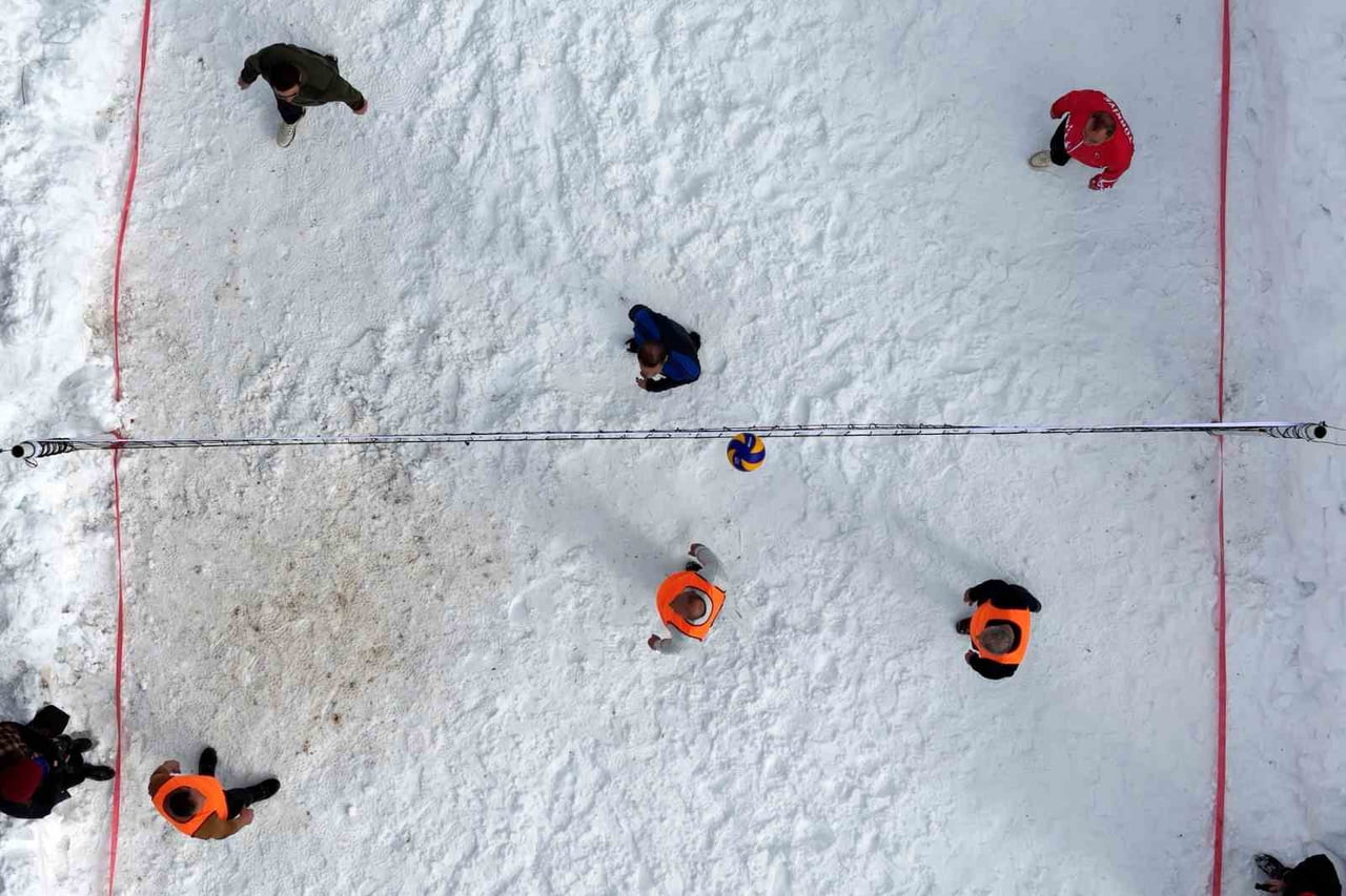 GÜMÜŞHANE MERKEZE BAĞLI YENİCE KÖYÜ, 33 YILDIR SÜREGELEN GELENEKSEL KAR ÜSTÜNDE VOLEYBOL ŞENLİĞİNE...