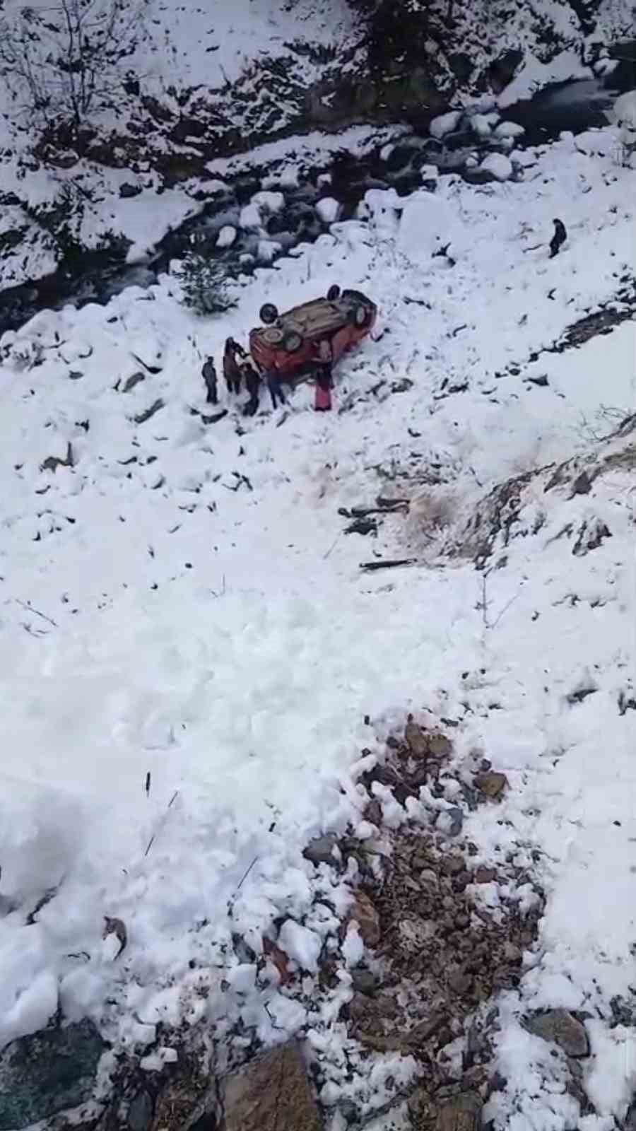 GÜMÜŞHANE’NİN KÜRTÜN İLÇESİNDE, YUKARI KÜRTÜN GRUP YOLUNDA KARLI YOLDA KONTROLDEN ÇIKAN KAMYONETİN...