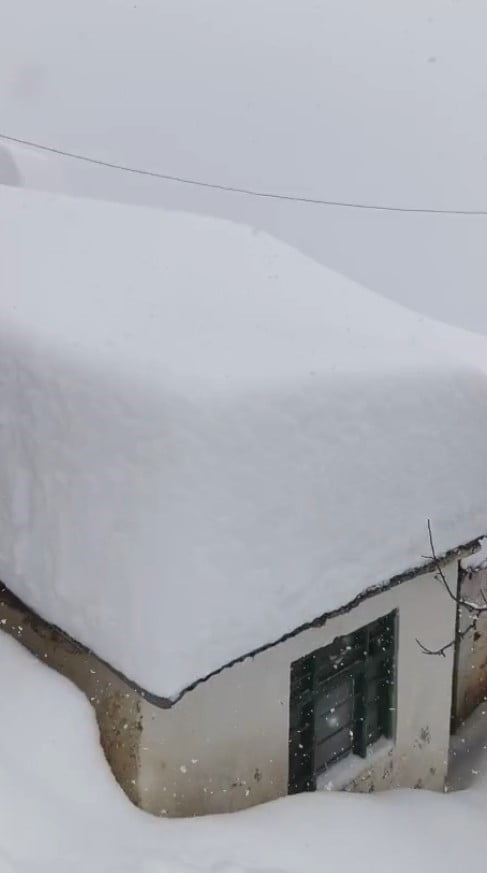 GÜMÜŞHANE’NİN KÜRTÜN İLÇESİNE BAĞLI ÖZKÜRTÜN BELDESİNDE KALINLIĞI 1 METREYİ BULAN KAR YAĞIŞI...
