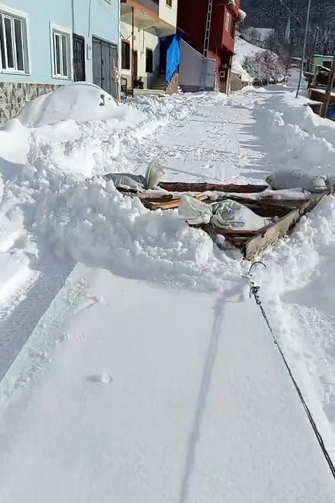 GÜMÜŞHANE’NİN TORUL İLÇESİNE BAĞLI CEBELİ KÖYÜNDE KAR YAĞIŞININ ARDINDAN KÖYLÜLERİN YOLLARINI...