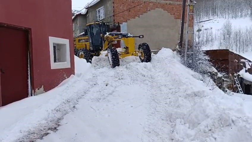 GÜMÜŞHANE’NİN YÜKSEK KESİMLERİNDE ETKİLİ OLAN YOĞUN KAR YAĞIŞI VE TİPİ HAYATI OLUMSUZ ETKİLERKEN...