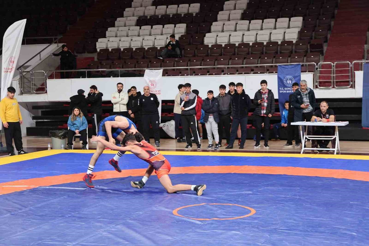 GÜREŞÇİLER ELAZIĞ'DA MİNDERE ÇIKIYOR