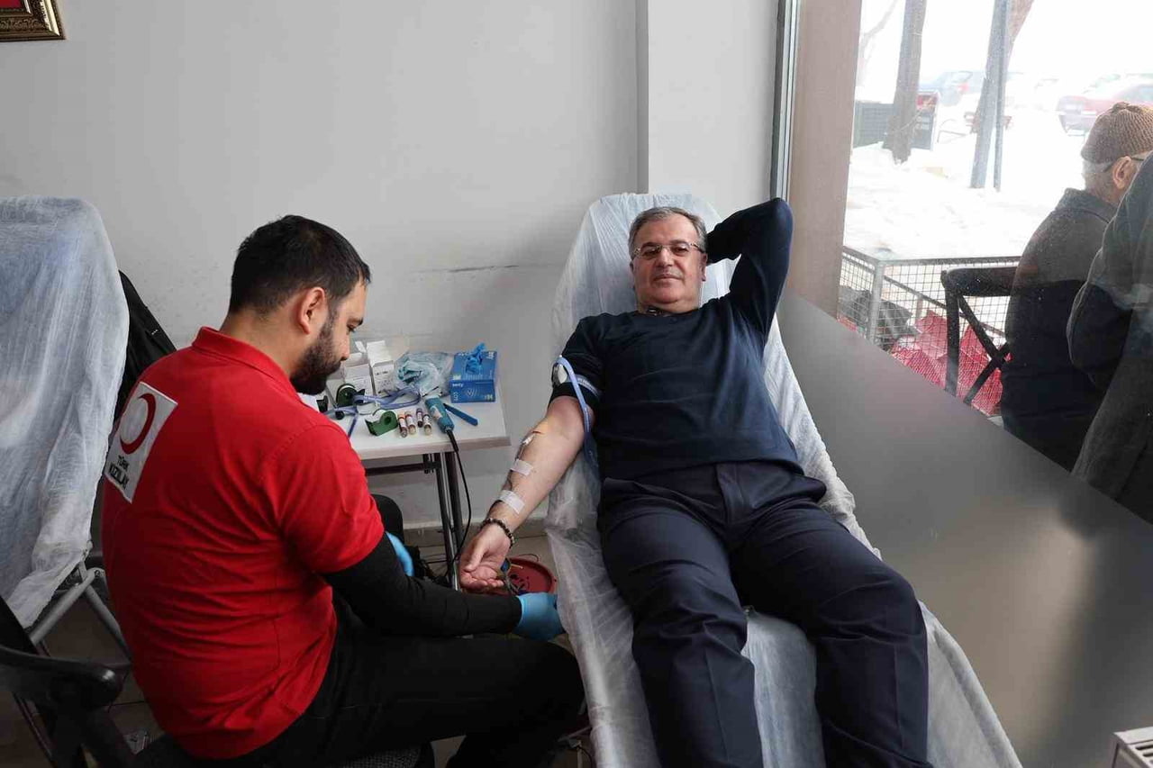 HACILAR BELEDİYE BAŞKANI BİLAL ÖZDOĞAN, TÜRK KIZILAYI TARAFINDAN HACILAR'DA DÜZENLENEN KAN BAĞIŞI...