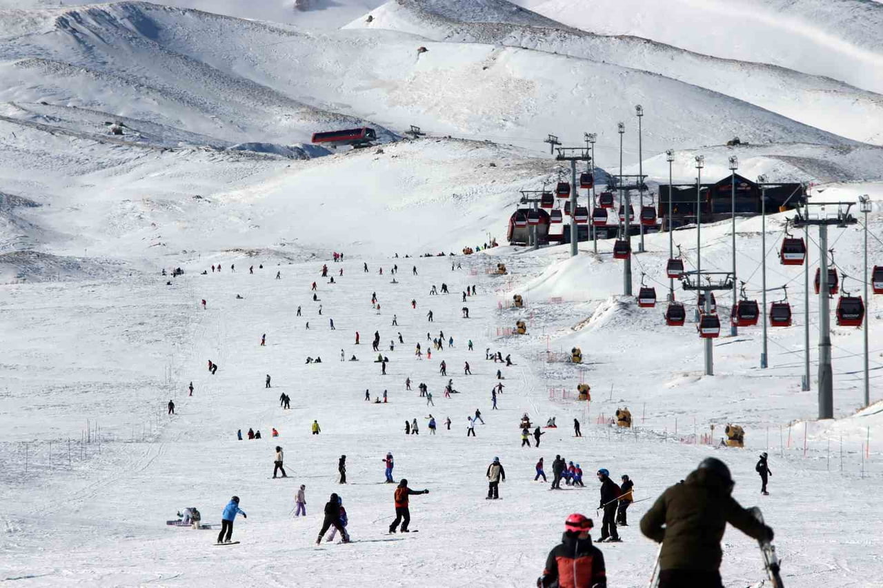 HAFTA SONUNU FIRSAT BİLEN BİNLERCE YERLİ VE YABANCI TURİST ERCİYES'E AKIN ETTİ.