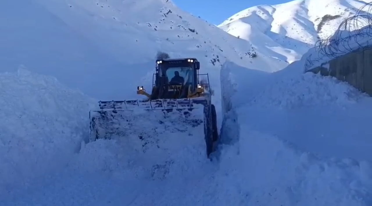 HAKKARİ'DE ETKİLİ OLAN YOĞUN KAR YAĞIŞI NEDENİYLE 357 YERLEŞİM YERİNİN YOLU ULAŞIMA...
