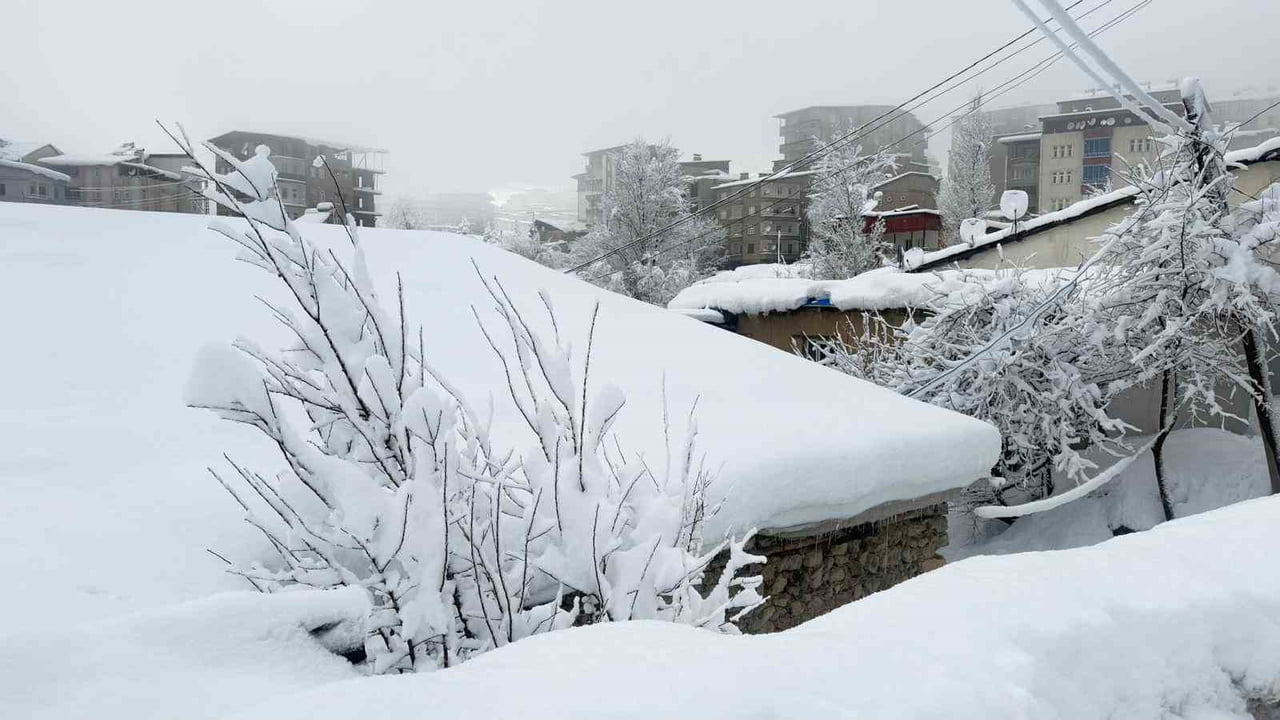 HAKKARİ'DE KAR KALINLIĞI YÜKSEK KESİMLERDE 3, ŞEHİR MERKEZİNDE İSE 2 METREYİ BULDU.