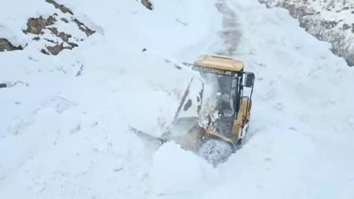 Hakkari'de karla mücadele: 294 yerleşim yerinin yolu ulaşıma açıldı
