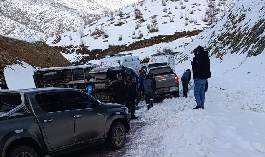 HAKKARİ'NİN DERECİK İLÇESİNDE KAMYONETİN KAZA YAPMASI SONUCU MEYDANA GELEN TRAFİK KAZASINDA 2 KİŞİ...