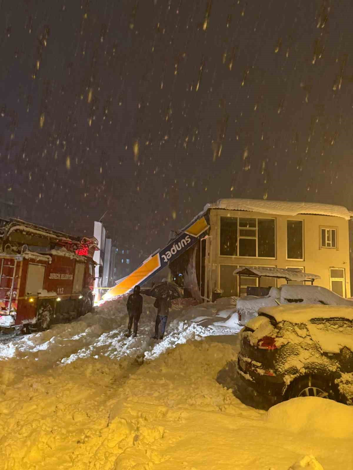 HAKKARİ'NİN DERECİK İLÇESİNDE YOĞUN KAR YAĞIŞI NEDENİYLE BİR AKARYAKIT İSTASYONUNUN ÇATISININ...