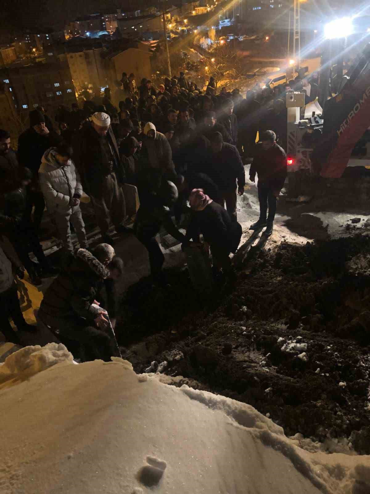 HAKKARİ'NİN KEKLİK PINAR MAHALLESİ'NDE KAYARKEN BELEDİYE TOPLU TAŞIMA OTOBÜSÜNÜN ALTINDA KAYARAK...