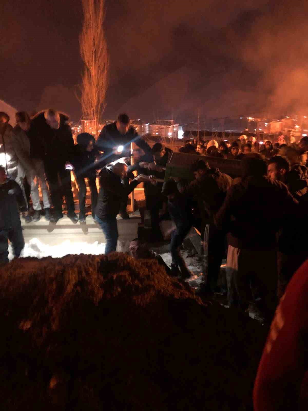 HAKKARİ'NİN KEKLİK PINAR MAHALLESİ'NDE KAYARKEN BELEDİYE TOPLU TAŞIMA OTOBÜSÜNÜN ALTINDA KAYARAK...