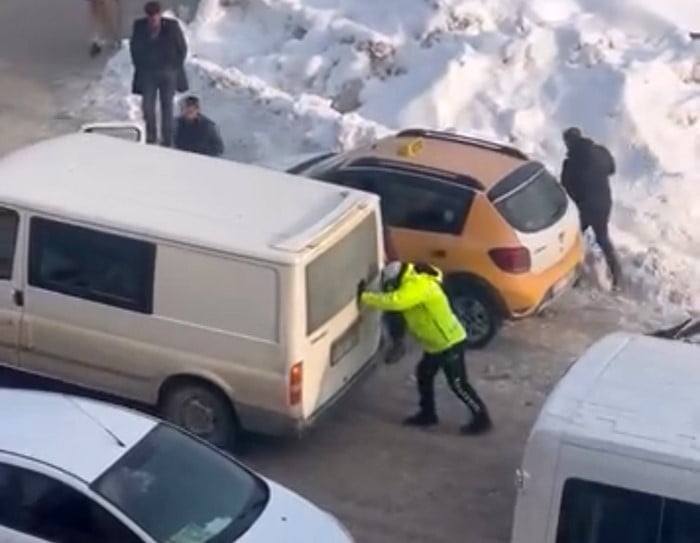 HAKKARİ'NİN YÜKSEKOVA İLÇESİNDE BUZLU YOLDA MAHSUR KALARAK İLERLEYEMEYEN KAMYONETİ, BÖLGEDE...