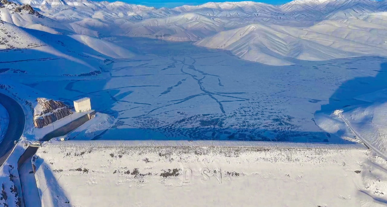 HAKKARİ'NİN YÜKSEKOVA İLÇESİNDE HAVA SICAKLIĞININ SIFIRIN ALTINA DÜŞMESİYLE DİLİMLİ BARAJI'NIN...