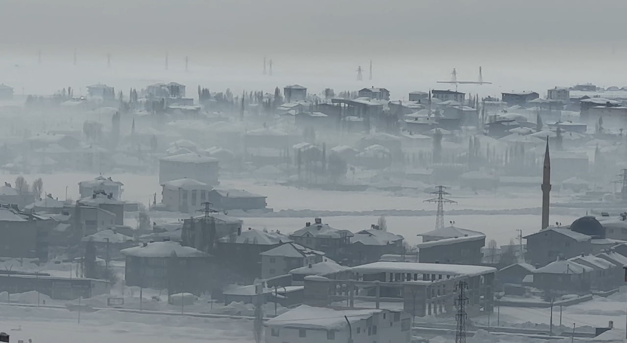 HAKKARİ'NİN YÜKSEKOVA İLÇESİNDE SABAH SAATLERİNDEN İTİBAREN ETKİSİNİ ARTIRAN YOĞUN SİS HAVA...