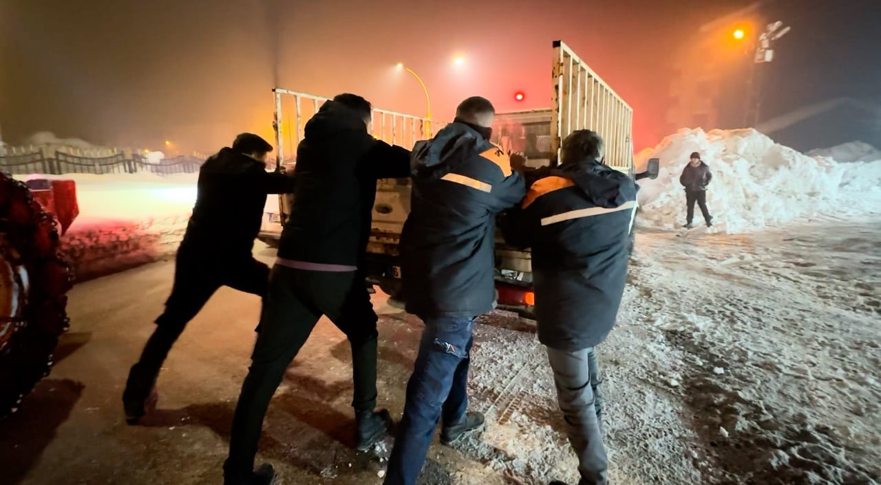 HAKKARİ'NİN YÜKSEKOVA İLÇESİNDE YAŞANAN ÇETİN KIŞ ŞARTLARI NEDENİYLE HAVA SICAKLIĞININ SIFIRIN...