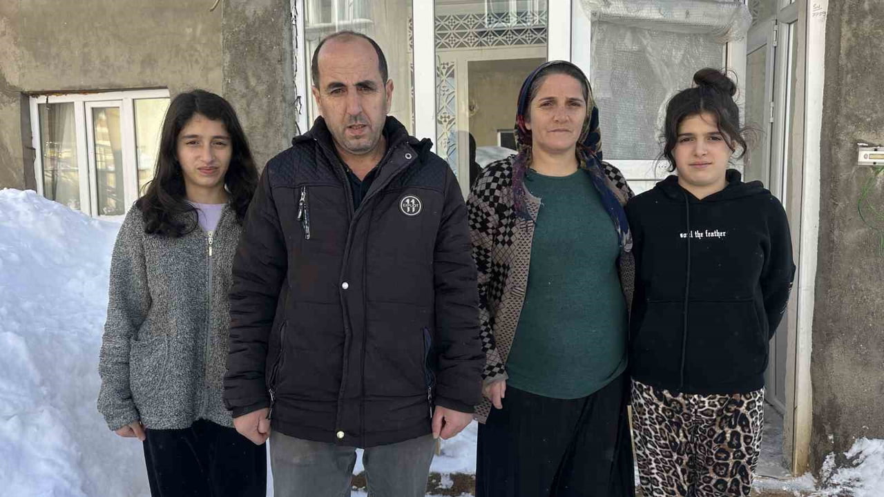 HAKKARİ'NİN YÜKSEKOVA İLÇESİNDE, YOĞUN KAR YAĞIŞI NEDENİYLE BİR EVİN TAVANININ ÇÖKMESİ SONUCU 5...