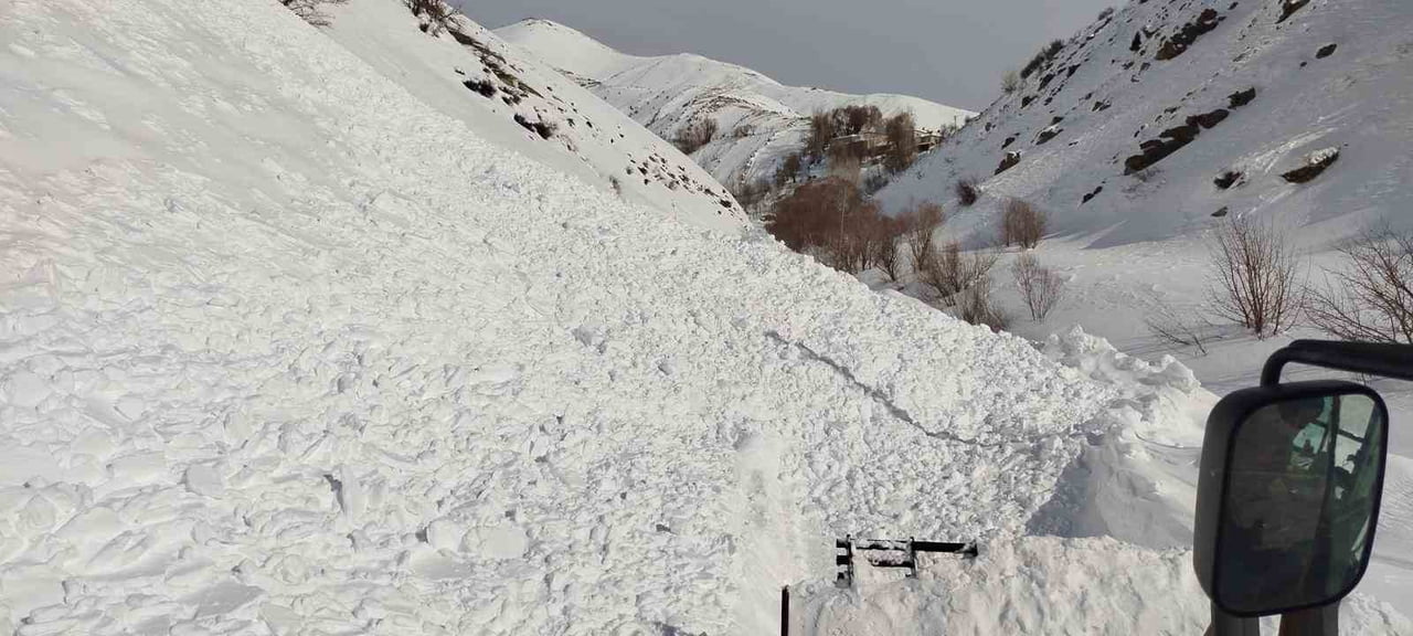 HAKKARİ'NİN YÜKSEKOVA İLÇESİNE BAĞLI ONBAŞILAR KÖYÜ ÇAMDALI MEZRASI YOLUNA DÜŞEN ÇIĞ, İL ÖZEL...
