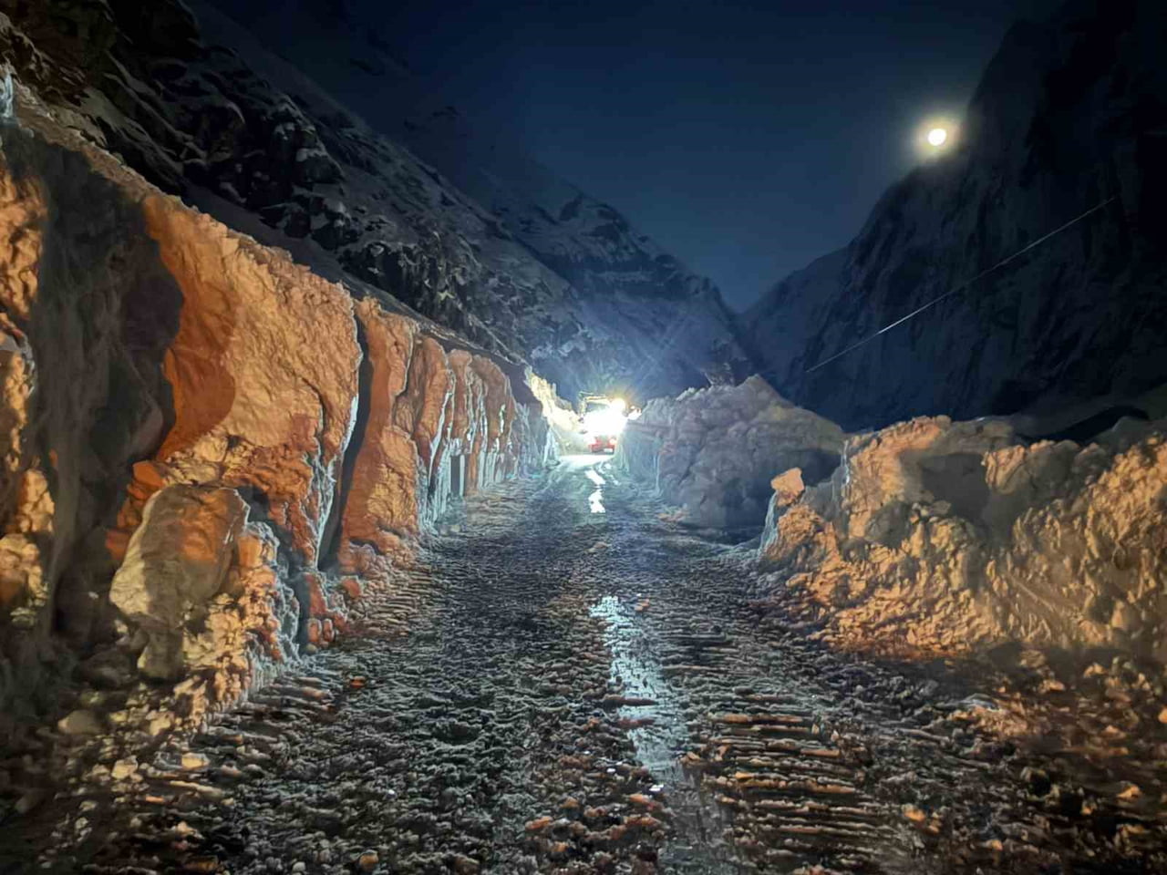 HAKKARİ’DE DAĞDAN KOPAN İKİ AYRI ÇIĞIN DÜŞMESİ SONUCU ULAŞIMA KAPANAN HAKKARİ-VAN KARAYOLU...