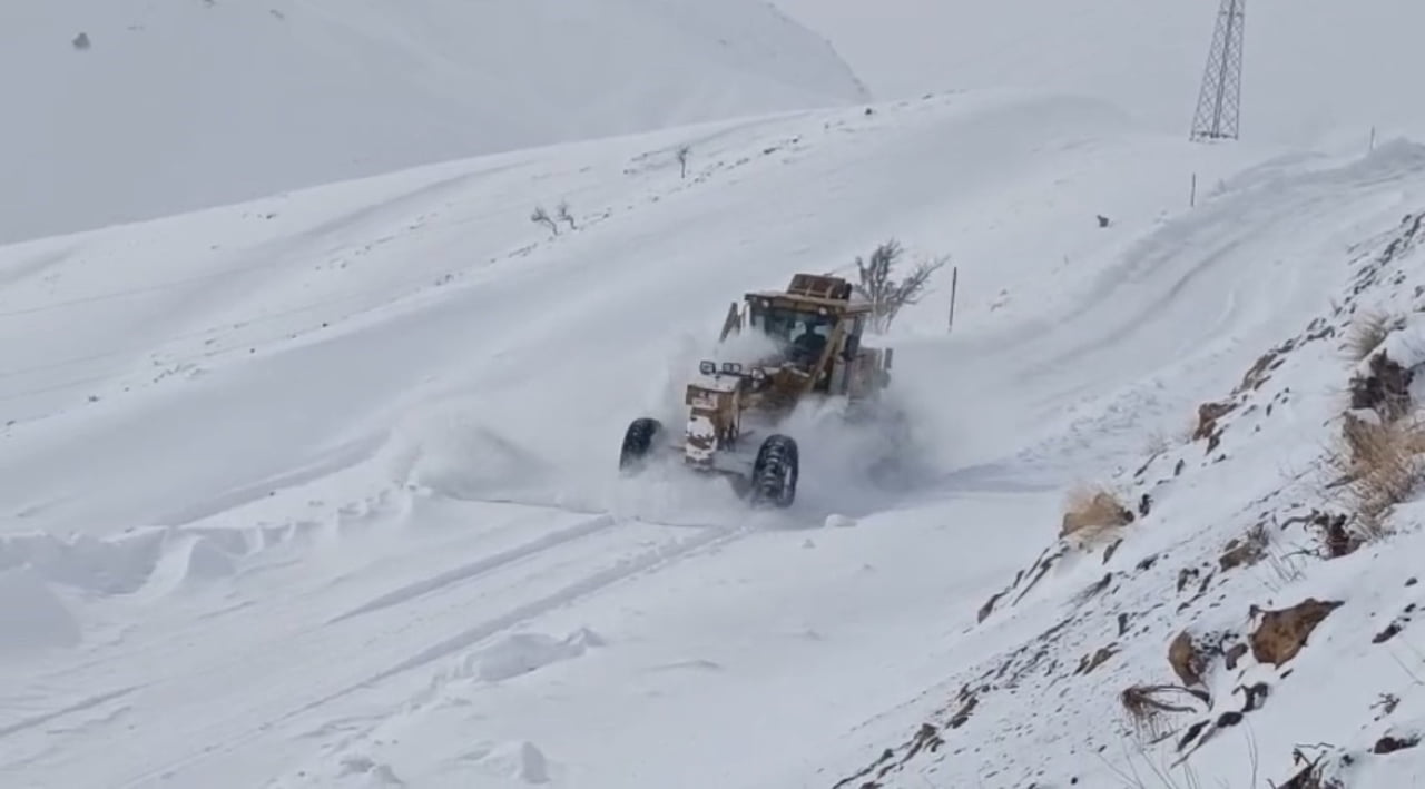 HAKKARİ’DE ETKİLİ OLAN KAR YAĞIŞI NEDENİYLE 14 KÖY VE 28 MEZRAYA ULAŞIM SAĞLANAMIYOR.