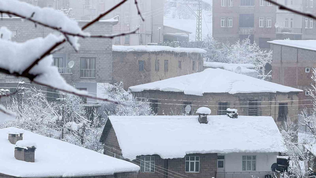 HAKKARİ’DE ETKİLİ OLAN YOĞUN KAR YAĞIŞI NEDENİYLE İL GENELİNDE ÇOK SAYIDA KÖY VE MEZRA YOLU...