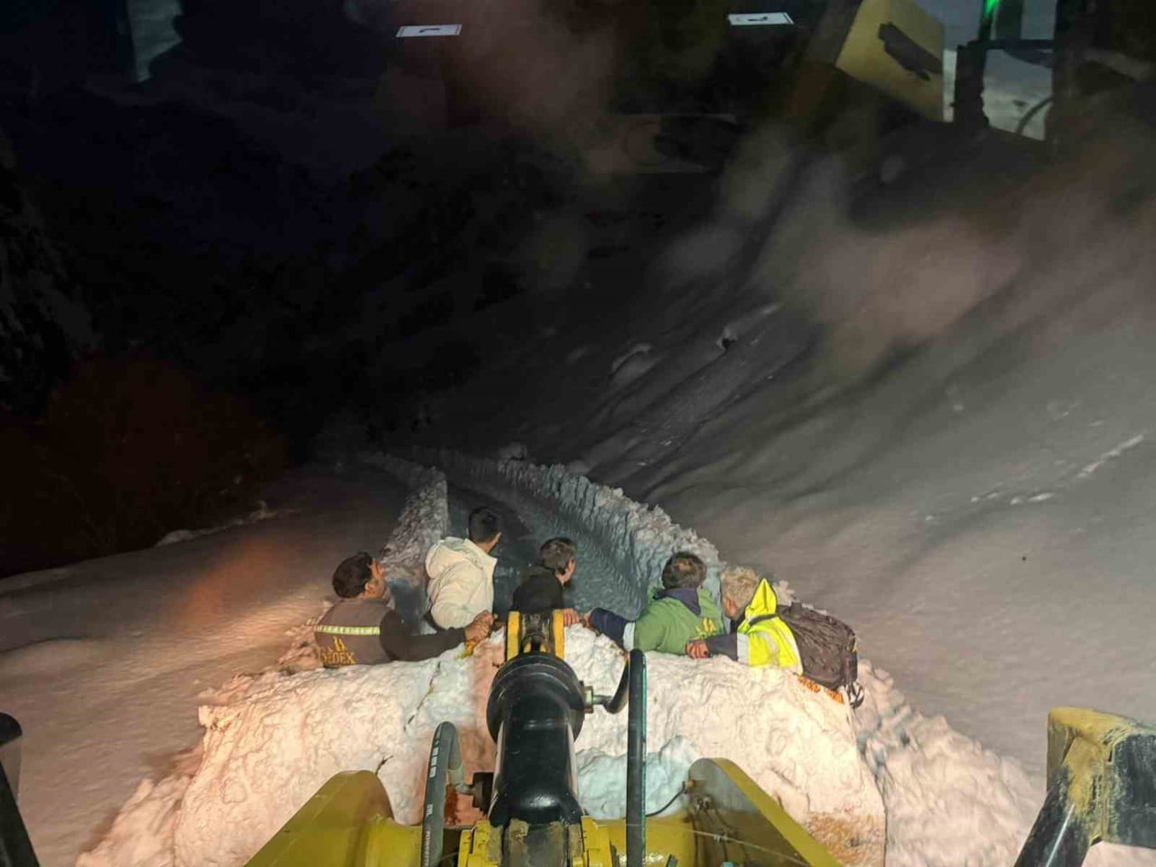 HAKKARİ’DE ETKİLİ OLAN YOĞUN KAR YAĞIŞI VE FIRTINA NEDENİYLE MAHSUR KALAN MADEN İŞÇİLERİ...