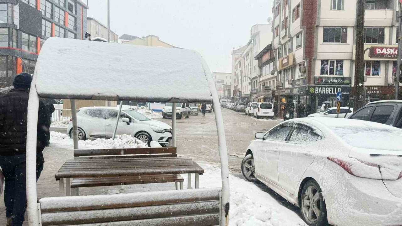 HAKKARİ’DE OKULLARIN BİR GÜN SÜREYLE TATİL EDİLMESİNİN ARDINDAN BEKLENEN KAR YAĞIŞI ETKİSİNİ...