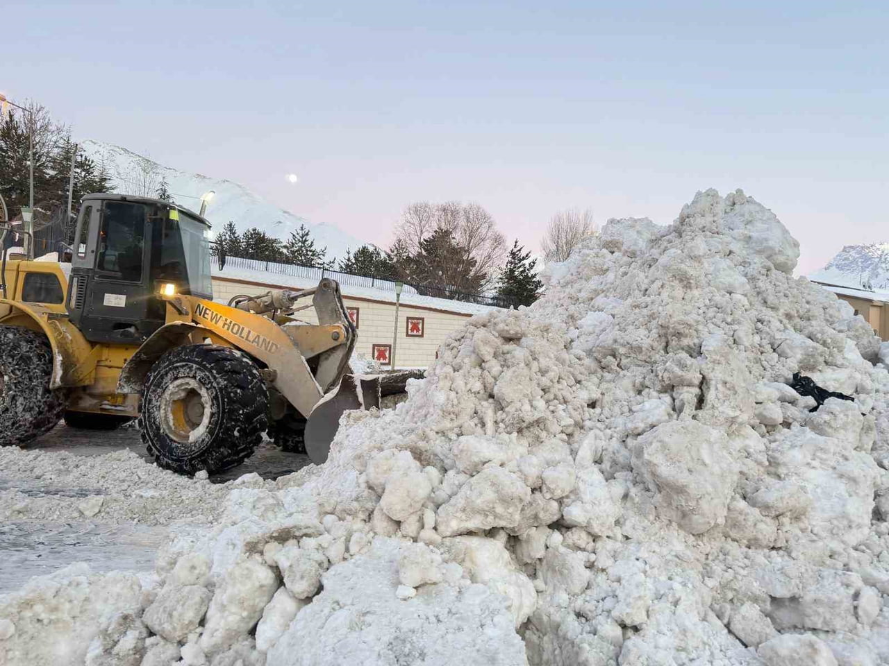 HAKKARİ’DE YAKLAŞIK BİR HAFTADIR ETKİSİNİ SÜRDÜREN YOĞUN KAR YAĞIŞI, KENT MERKEZİNDE HAYATI...