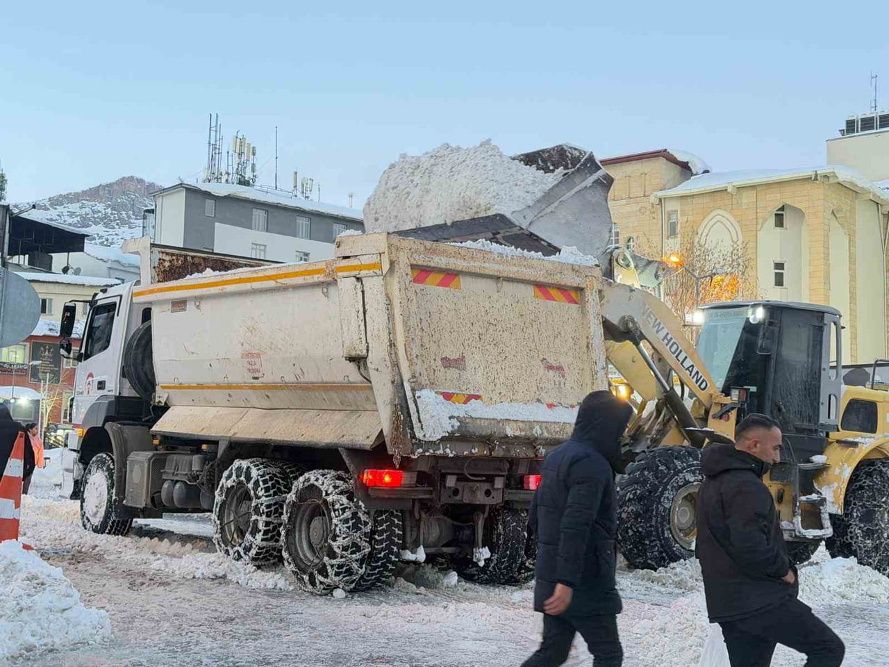 HAKKARİ’DE YAKLAŞIK BİR HAFTADIR ETKİSİNİ SÜRDÜREN YOĞUN KAR YAĞIŞI, KENT MERKEZİNDE HAYATI...