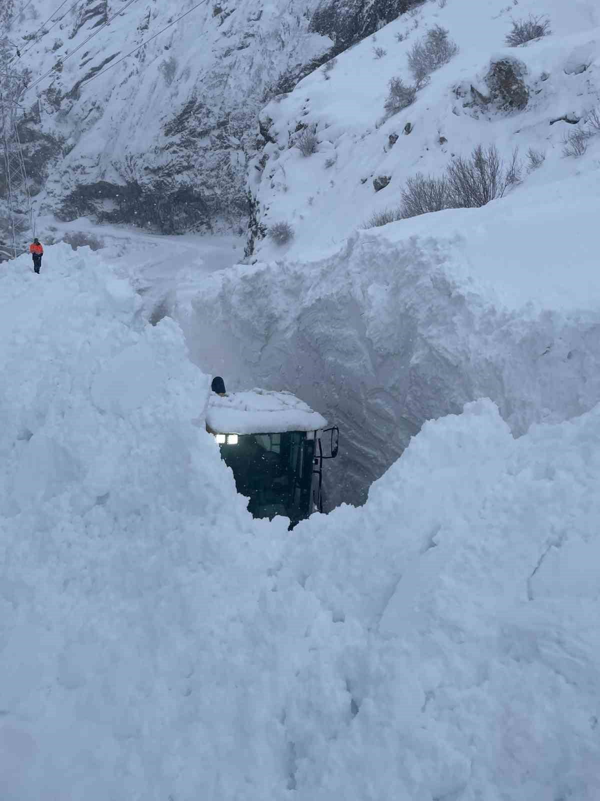 HAKKARİ’NİN ÇUKURCA İLÇESİ KARAYOLUNDA ETKİSİNİ SÜRDÜREN KAR YAĞIŞIYLA BİRLİKTE DÜŞEN ÇIĞLAR...