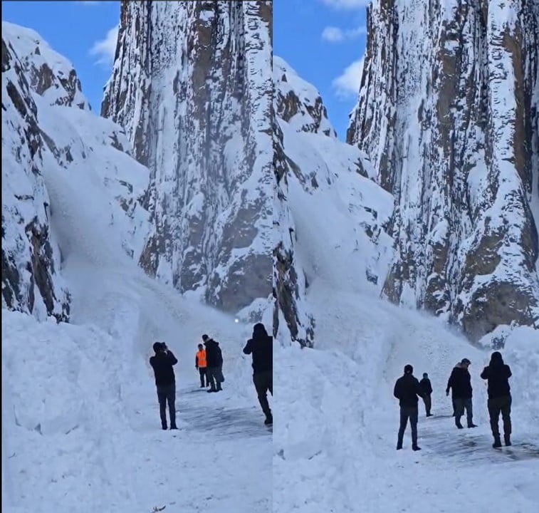 HAKKARİ’NİN ÇUKURCA KARAYOLUNDA KARAYOLLARI EKİPLERİNİN KARLA MÜCADELE ÇALIŞMALARI SIRASINDA YOLA...