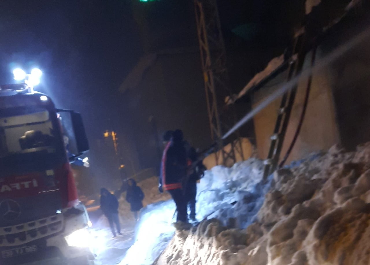HAKKARİ’NİN YÜKSEKOVA İLÇESİNDE BİR EVDE ÇIKAN YANGIN, İTFAİYE EKİPLERİNİN MÜDAHALESİNE RAĞMEN EVİ...