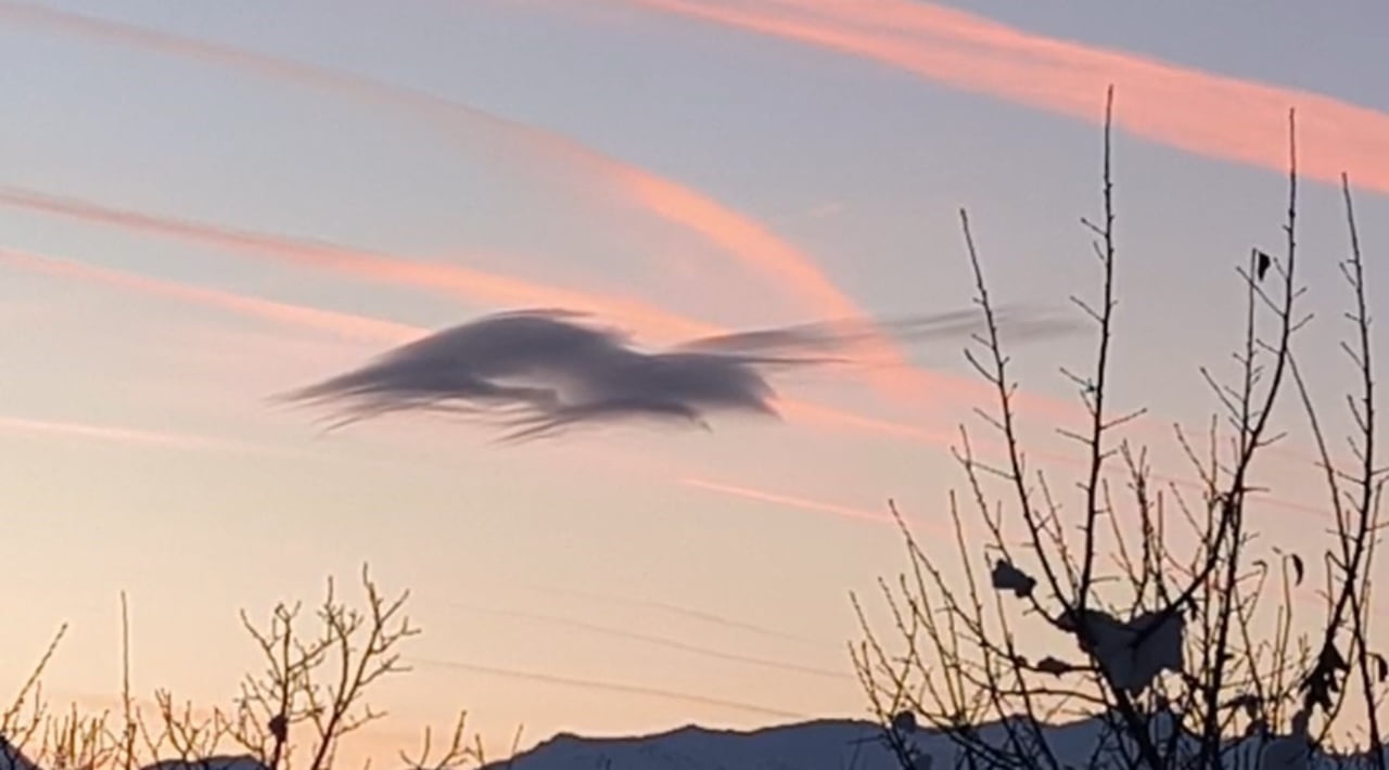 HAKKARİ’NİN YÜKSEKOVA İLÇESİNDE GÜN BATIMI SIRASINDA RÜZGARIN ETKİSİYLE ŞEKİLDEN ŞEKİLE GİREN...