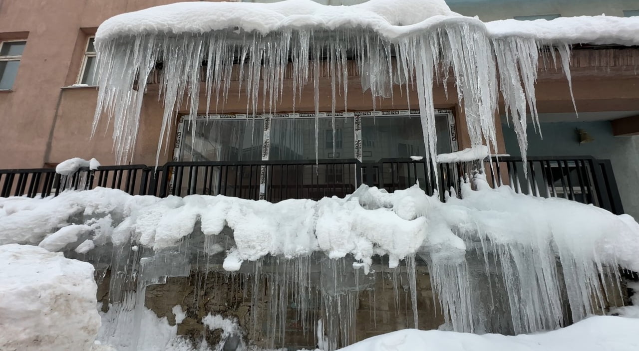 HAKKARİ’NİN YÜKSEKOVA İLÇESİNDE YAKLAŞIK BİR AYDIR ETKİLİ OLAN KAR YAĞIŞI VE DONDURUCU SOĞUKLAR...