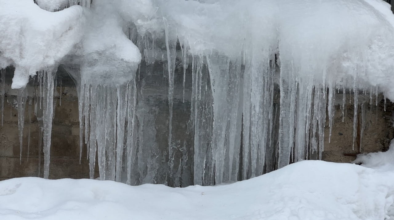 HAKKARİ’NİN YÜKSEKOVA İLÇESİNDE YAKLAŞIK BİR AYDIR ETKİLİ OLAN KAR YAĞIŞI VE DONDURUCU SOĞUKLAR...