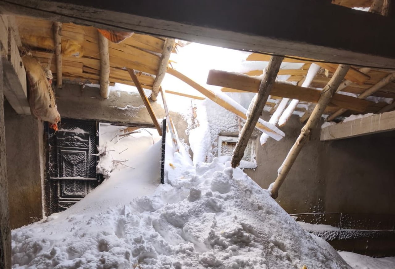 HAKKARİ’NİN YÜKSEKOVA İLÇESİNDE YOĞUN KAR YAĞIŞININ ARDINDAN MEYDANA GELEN ÇIĞ NEDENİYLE ZARAR...