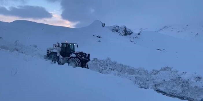 HAKKARİ-ŞIRNAK KARAYOLU, YOĞUN KAR YAĞIŞI VE ÇIĞ DÜŞMELERİ NEDENİYLE KAPANMASININ ARDINDAN YAPILAN...