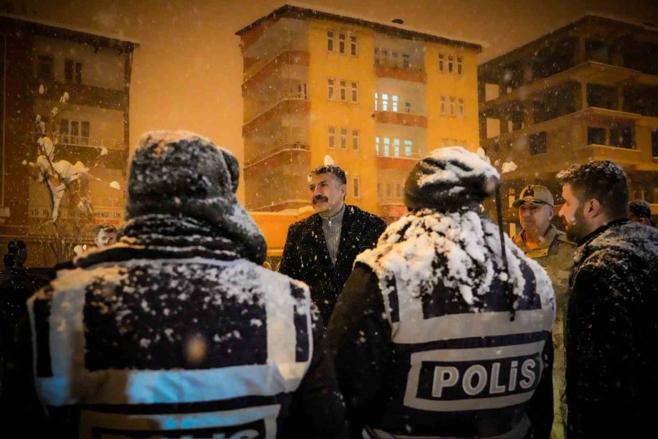 HAKKÂRİ VALİSİ ALİ ÇELİK VE BERABERİNDEKİLER, İLDEKİ KONTROL NOKTALARINDA GÖREV YAPAN GÜVENLİK...