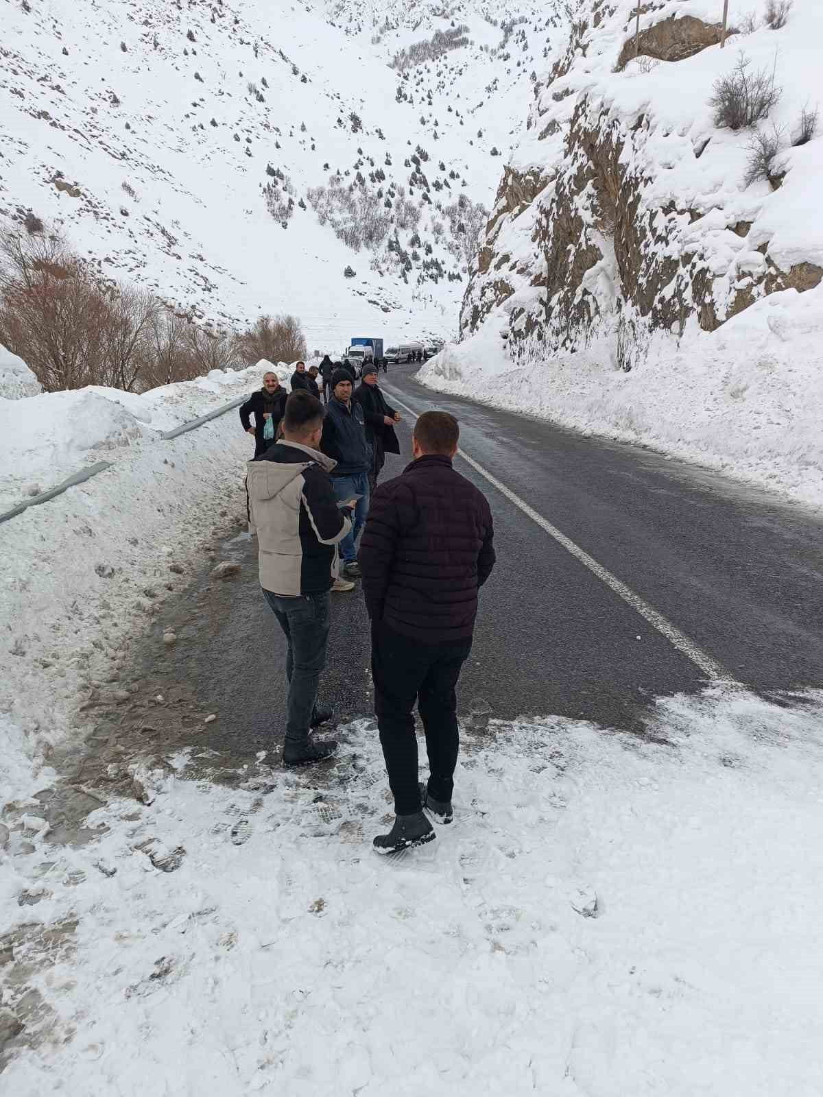 HAKKARİ-VAN KARA YOLU ÇIĞ DÜŞMESİ NEDENİYLE ULAŞIMA KAPANIRKEN, ONLARCA ARAÇ İSE MAHSUR...