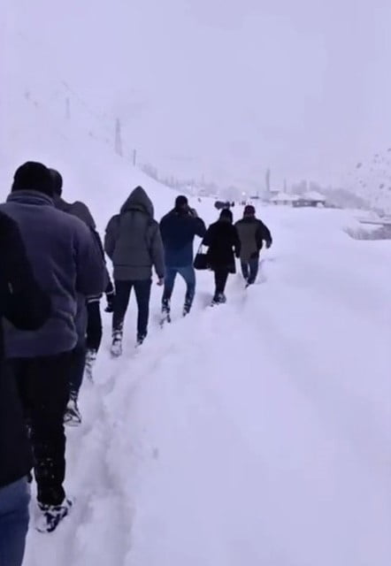 HAKKARİ-VAN KARAYOLUNDA ÇIĞ DÜŞMESİ SONUCU ONLARCA ARAÇ YOLDA KALDI, MAHSUR KALAN YAKLAŞIK 100...