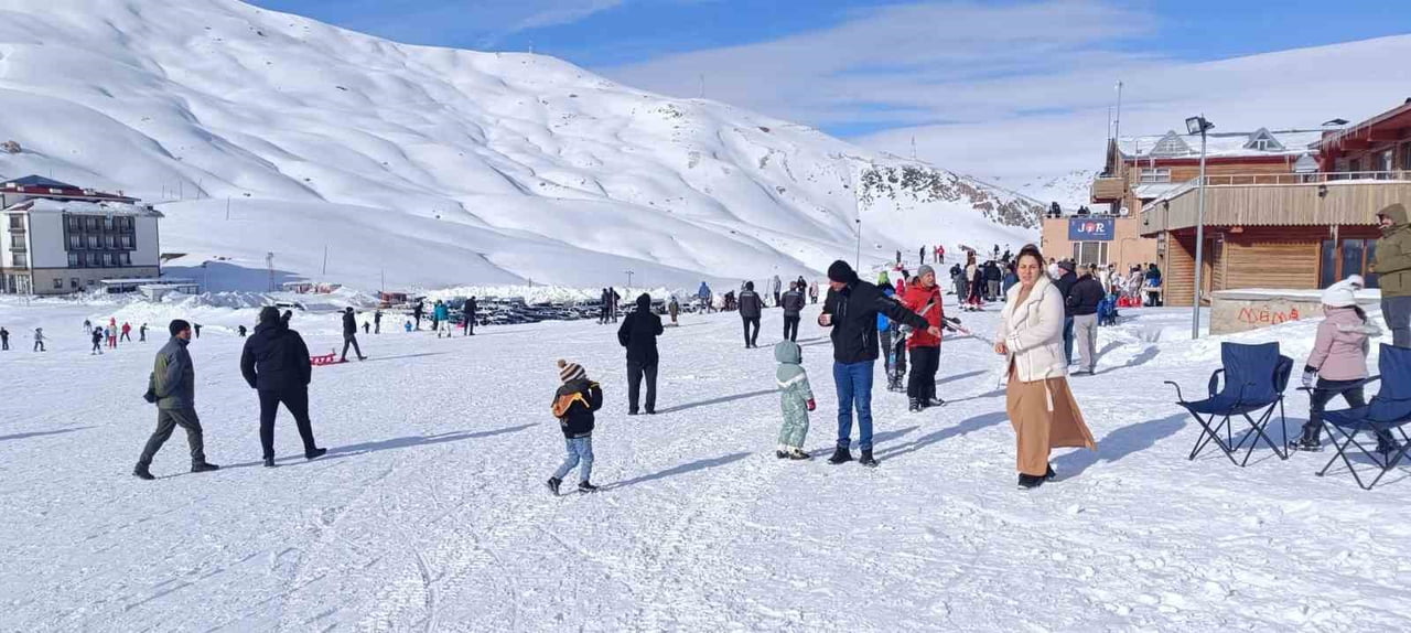 HAKKARİ’YE 12 KİLOMETRE MESAFEDE BULUNAN MERGABÜTEN KAYAK MERKEZİ, DONDURUCU SOĞUKLARIN ETKİSİYLE...