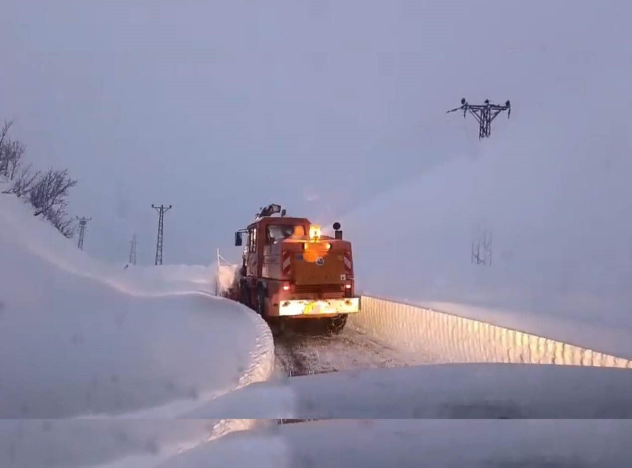 HAKKARİ YOLU, KAR YAĞIŞI NEDENİYLE 6 GÜN SONRA YENİDEN ULAŞIMA AÇILDI.