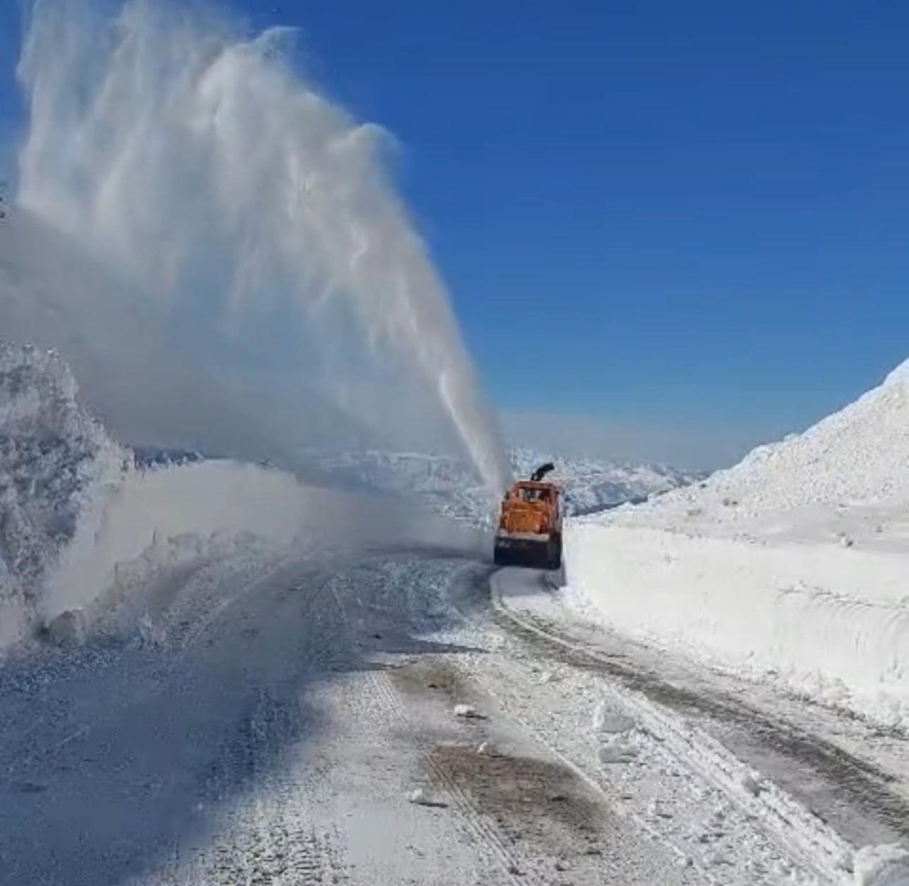 HAKKARİ YOLU, KAR YAĞIŞI NEDENİYLE 6 GÜN SONRA YENİDEN ULAŞIMA AÇILDI.
