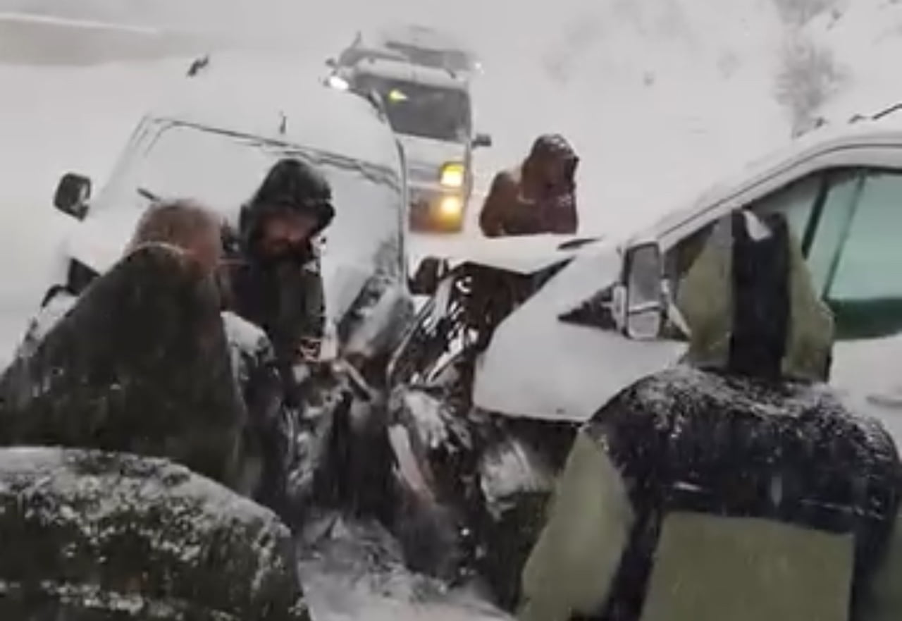 HAKKARİ-YÜKSEKOVA KARA YOLUNDA BUZLANMA NEDENİYLE KONTROLDEN ÇIKAN İKİ KAMYONETİN KAFA KAFAYA...