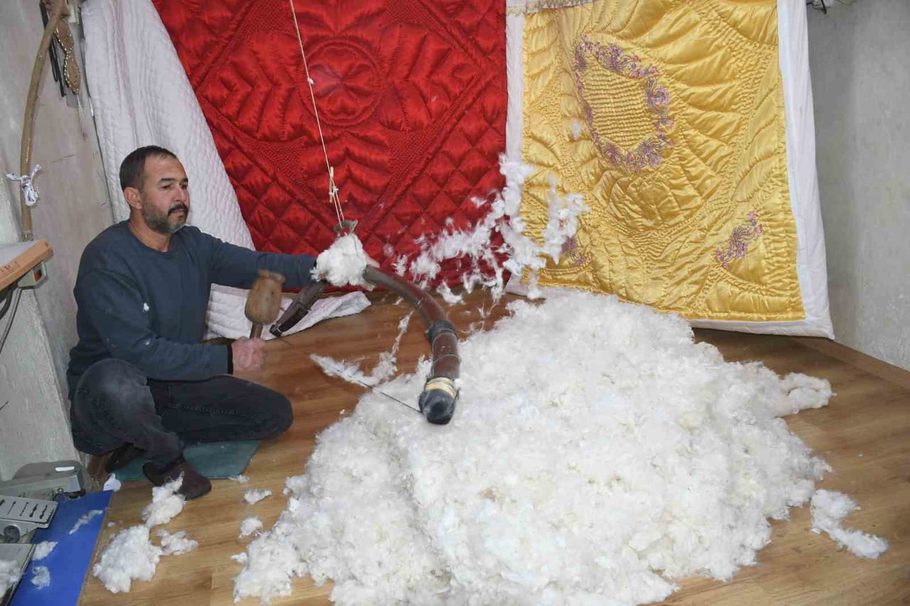 HALLAÇLIK MESLEĞİNİ SÜRDÜREN EROL AYAZ, SAĞLIK İÇİN YÜN VE PAMUK TERCİH EDİLMESİNİ...