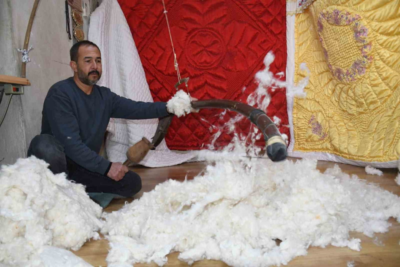 HALLAÇLIK MESLEĞİNİ SÜRDÜREN EROL AYAZ, SAĞLIK İÇİN YÜN VE PAMUK TERCİH EDİLMESİNİ...