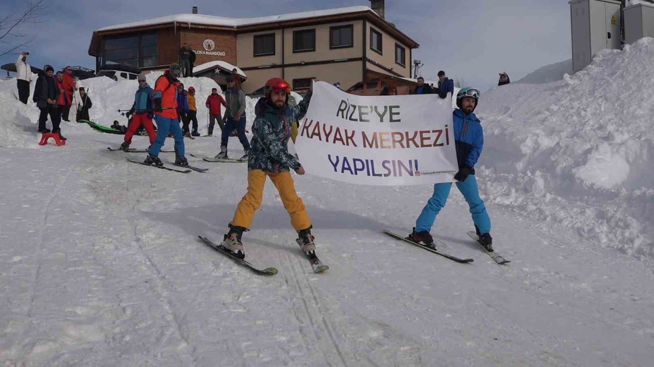 HANDÜZÜ YAYLASI’NA KAYAK YAPMAK İÇİN GELEN VATANDAŞLAR AÇTIKLARI ‘RİZE’YE KAYAK MERKEZİ YAPILSIN’...