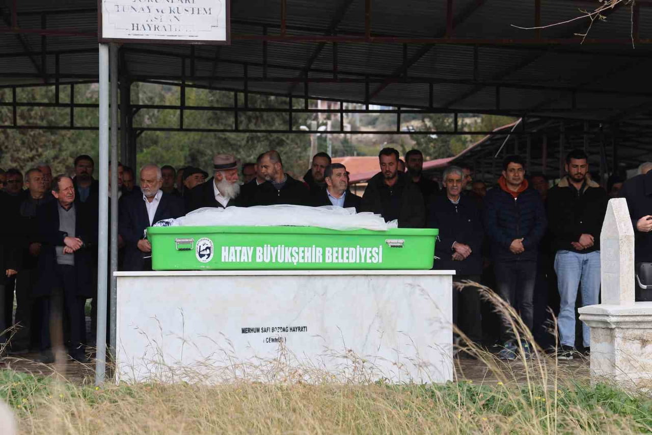 HATAY'DA ABLASI TARAFINDAN SİLAHLA BAŞINDAN VURULARAK ÖLDÜRÜLEN17 YAŞINDAKİ EYLÜL, TABUTUNUN...