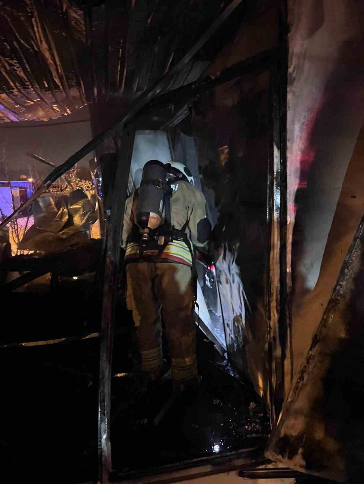 HATAY'DA ALEVLERE TESLİM OLARAK YANAN KONTEYNER KULLANILMAZ HALE GELDİ.