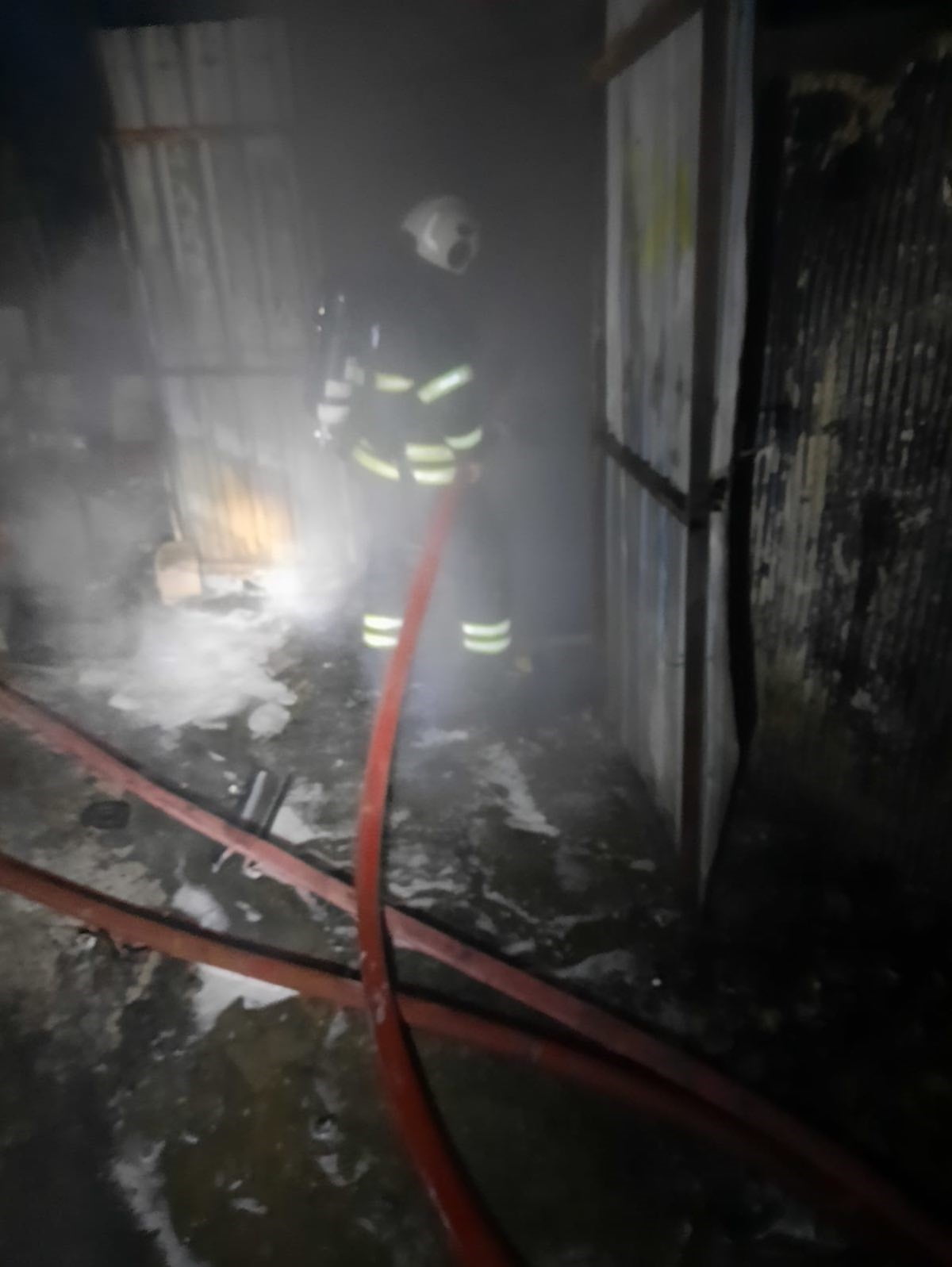 HATAY'DA ALEVLERE TESLİM OLARAK YANAN KONTEYNER KULLANILMAZ HALE GELDİ.