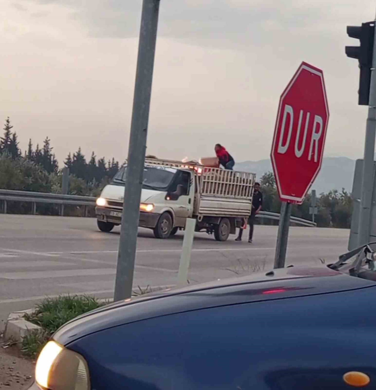 HATAY'DA SEYİR HALİNDEYKEN KASA KISMINDAKİ EŞYALARIN YANDIĞINI FARK EDEN KAMYONET SÜRÜCÜSÜNÜN...